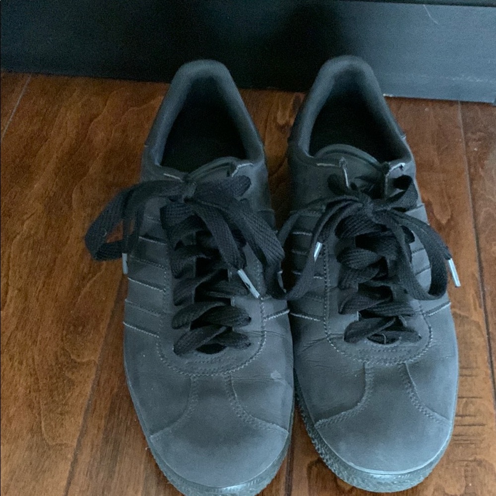 Adidas Black Sneakers Classic Athletic Design